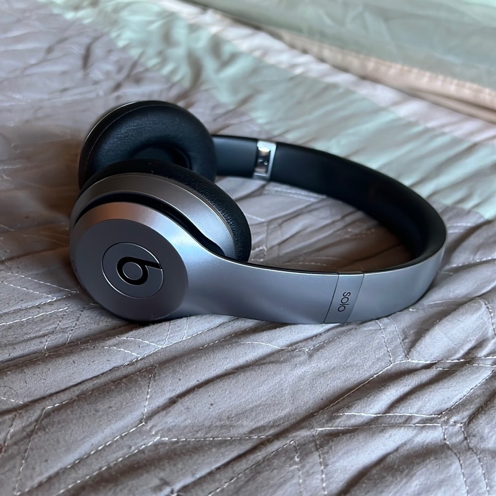Beats solo 2 wireless headphones